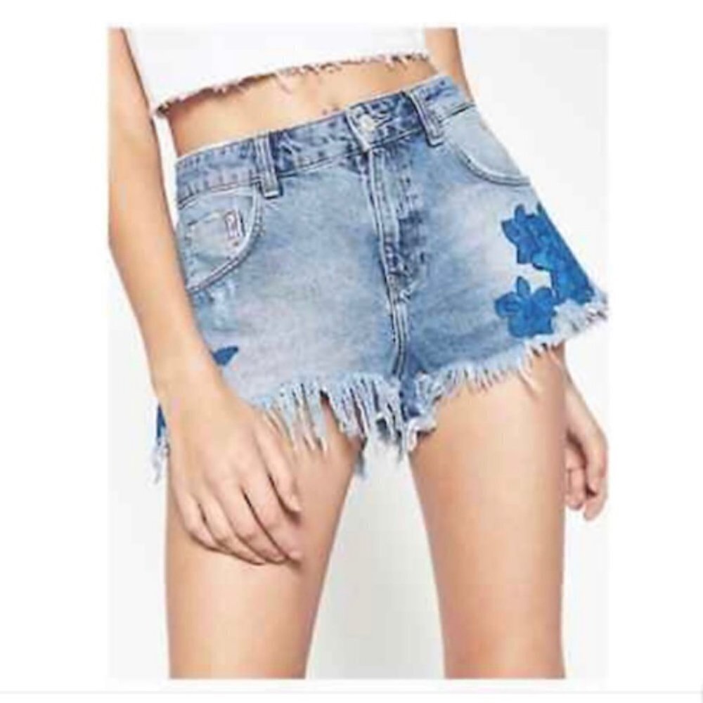 ZARA Frayed Hem Mid-Rise Short Washed Denim Jean Embroidered   Size 2